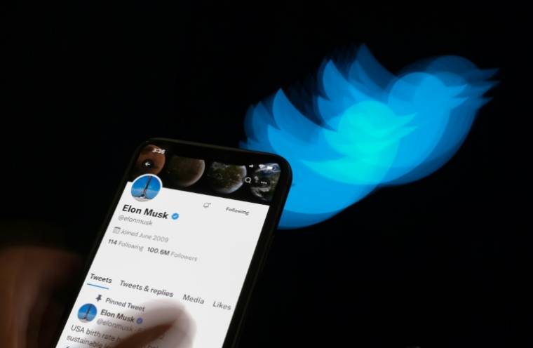 Twitteri logo ja Elon Muski konto 8. juulil 2022 Los Angeleses (AFP / Chris DELMAS)